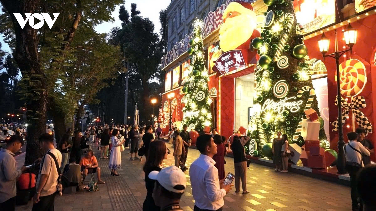 Fatherland Front leader sends Christmas greetings to Catholics, Protestants